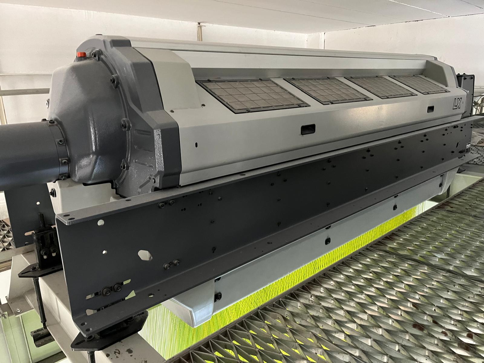 Stäubli LX Jacquard-Maschine mit Steuerkasten