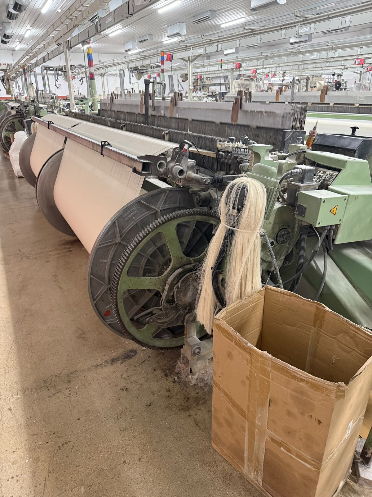 Sulzer Rüti projectile loom with cloth beams, side view