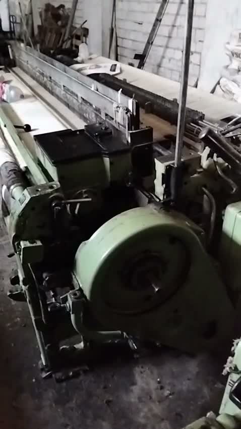 Single Sulzer projectile loom with cloth beam, detail
